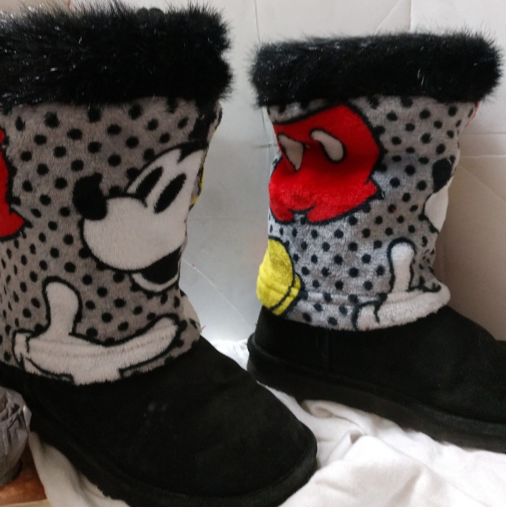 Mickey HUGS your boots